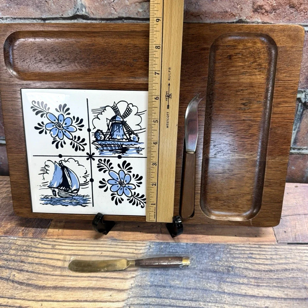 Vtg Delft Style Ceramic Tile Wood Cheese Tray Charcuterie Board 2‎ Knives MCM